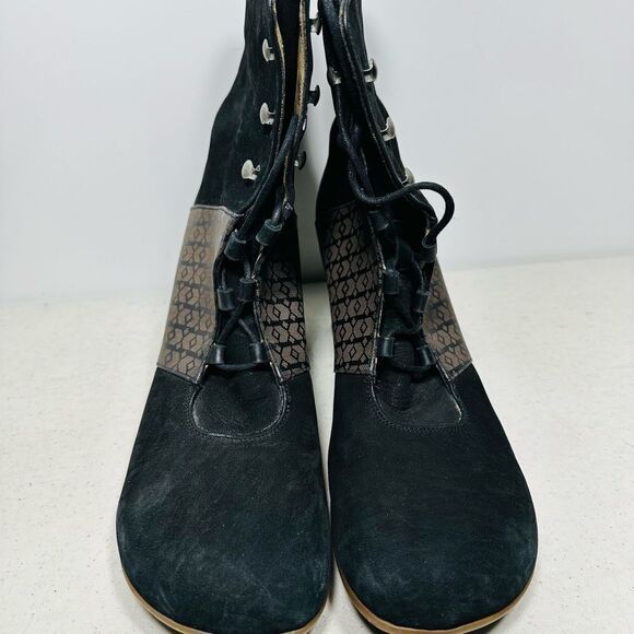 JOHN FLUEVOG OPERETTAS MARIETTA 10.5 BLACK SUEDE LEATHER BOOTS - Picture 2 of 6